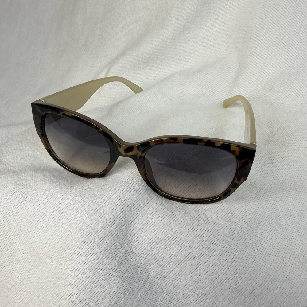 Foster Grant Tortoise Shell Fashion Sunglasses UV Protection Gradient Smoke Lens